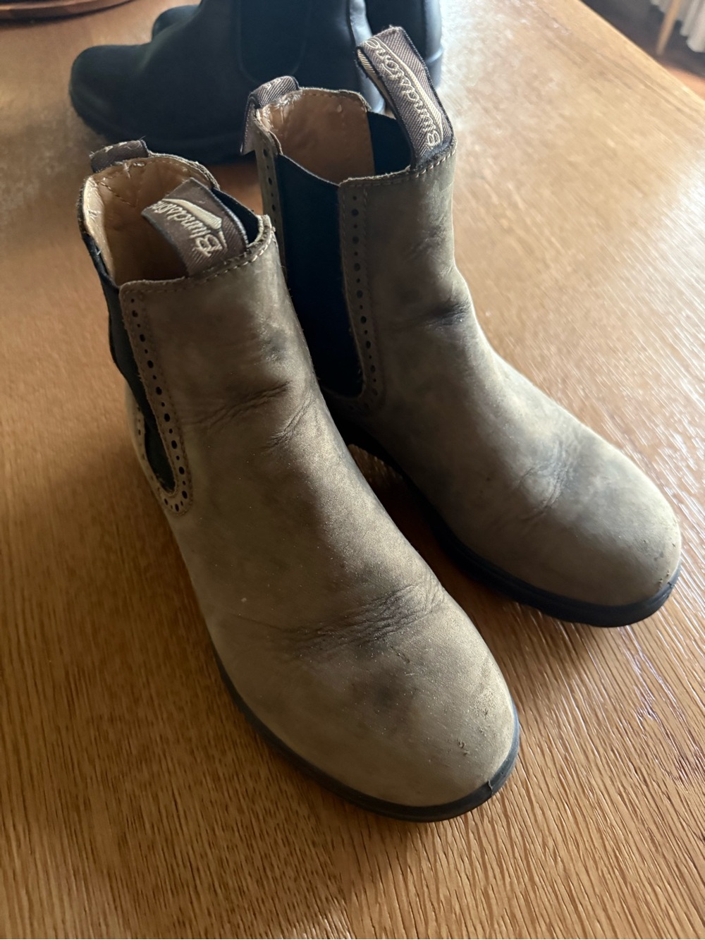 Blundstone Kids Chelsea Boot in Tan with Black Sole